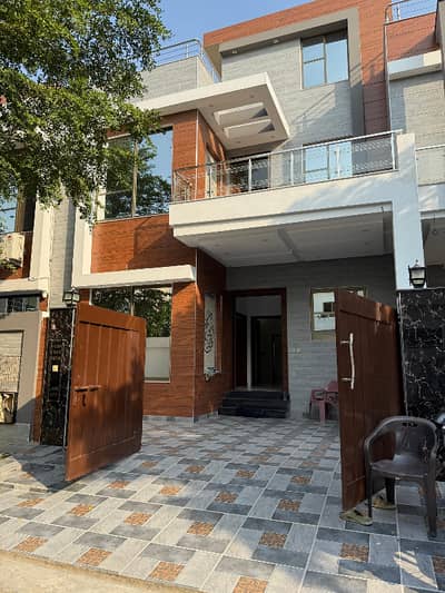 7.5 Marla Luxary House For Sale in Lake city Lahore