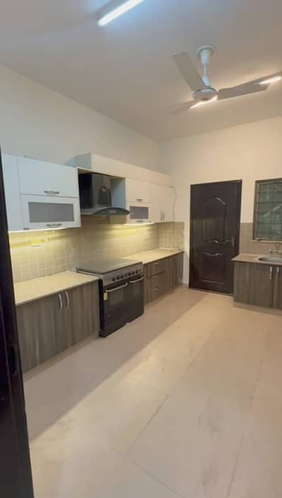 Gurond Floor 3 Bed Room Apartments For Sale in Askari 11