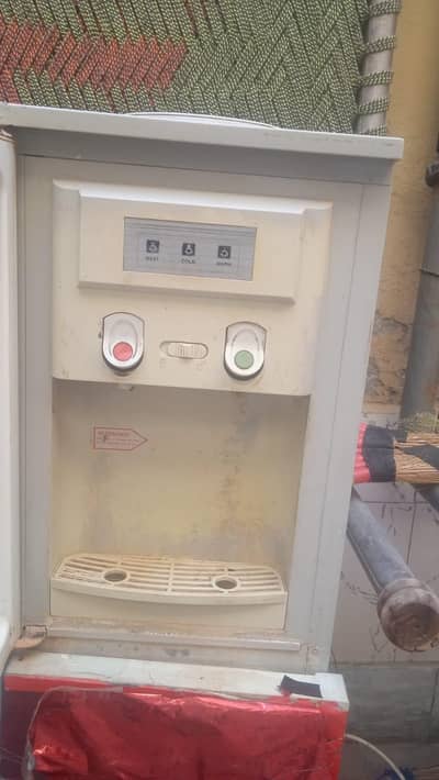 haier dispenser  in good condition