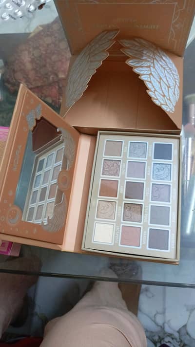 brand new 3 eye shadow palate of MOIRA
