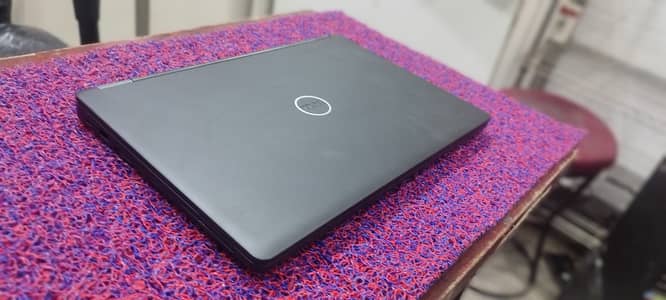 Dell  latitude 5280 8 gb 256 gb touch screen i5 with 7th generation