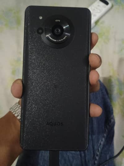 Aquos Sharp R7