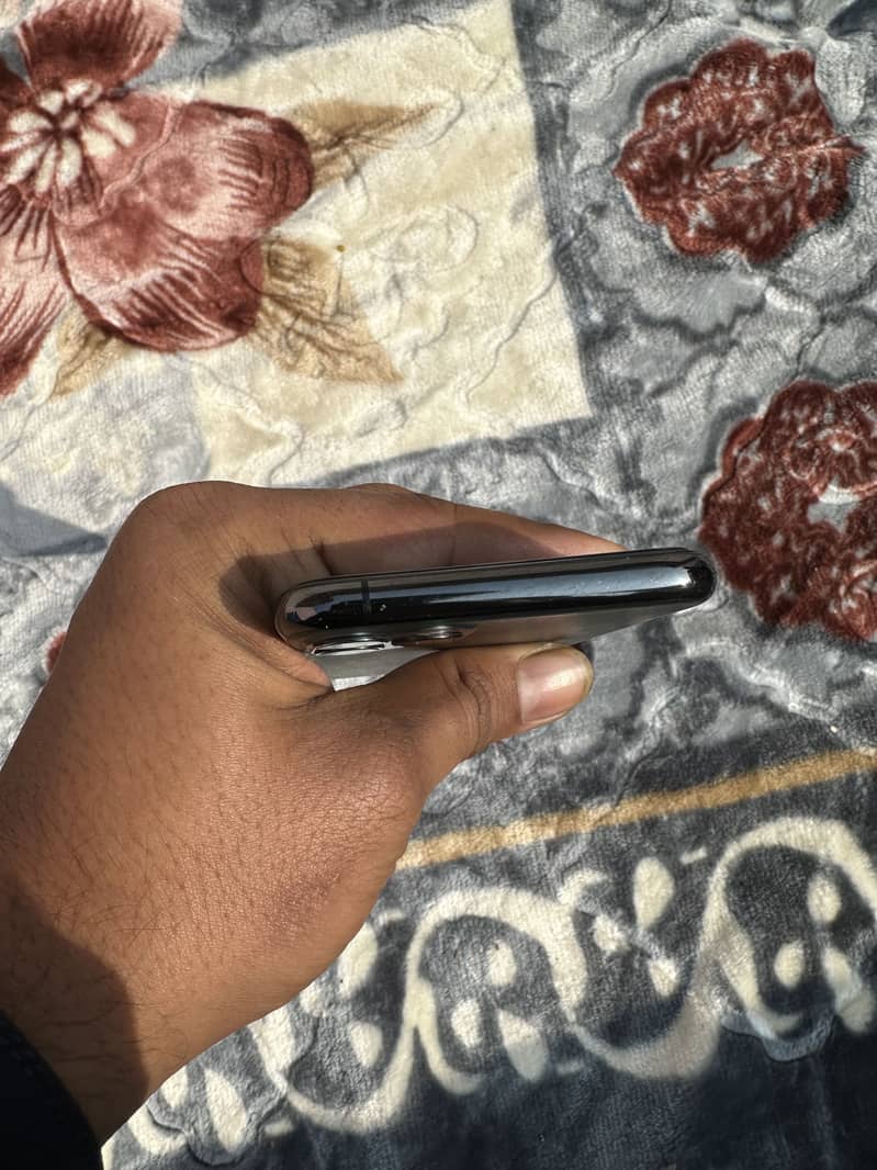 Iphone 11pro sim working 4