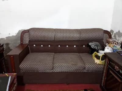6 seater sofa with good vondition very less used