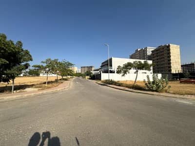 500 Sq Yd Boulevard Category Plot in Precinct-4, Just 3 Mins Drive from Main Gate Entrance Surrounded by Park, Mosque, Sports Complex & Shopping Gallery. Ideal for Residence or Investment. Call Now!