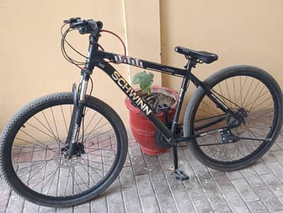 aluminium frame, hydraulic brakes, Shimano gears 7 4by