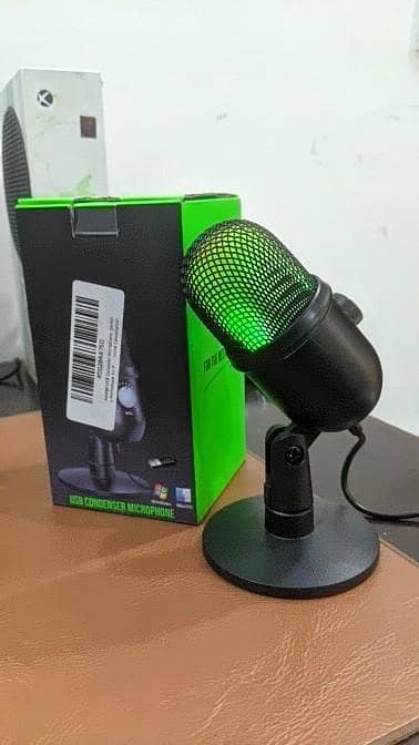 Razer seiren V3 Chroma stand mic