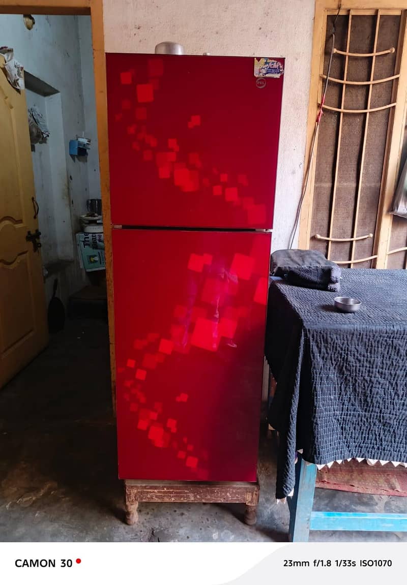 PELL Fridge Medium Size 0