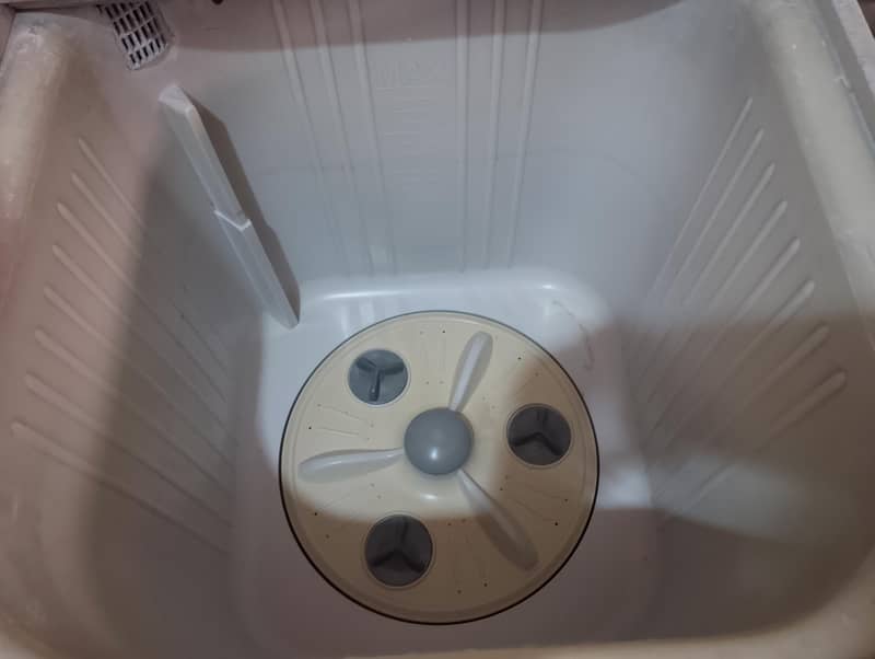 semi automatic washing machine. 1