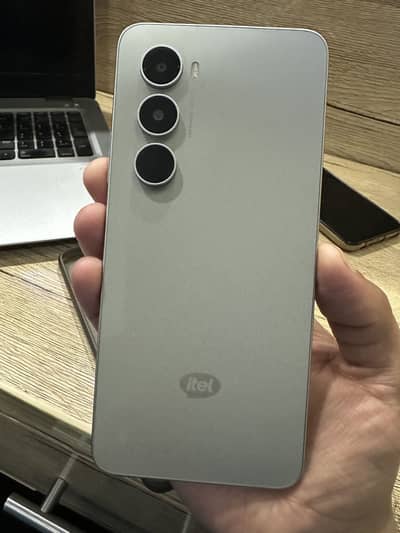 Itel A100 clean mobile  4/128 urgent sale  box available in warranty