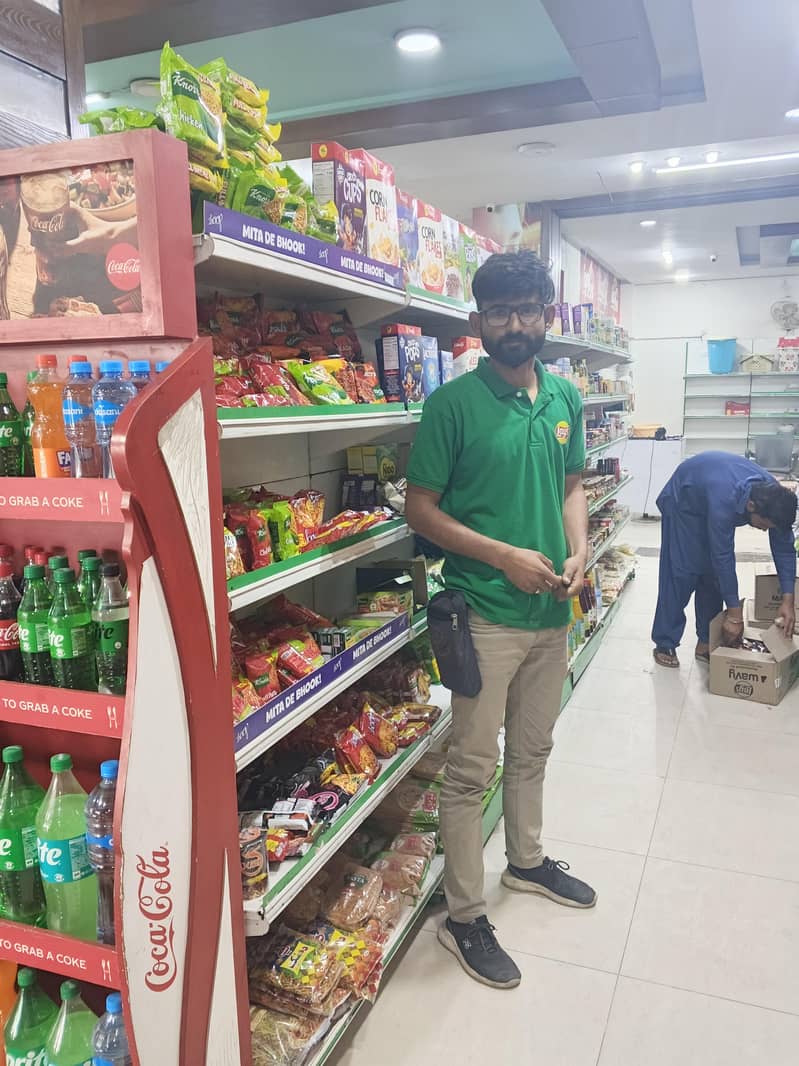 ہمیں سٹور پر کام کرنے کیلئے لڑکوں کی ضرورت ہے 1