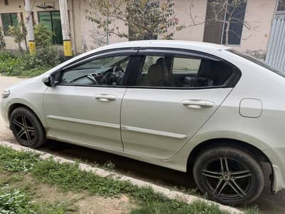 honda city 2018  gari full shawer hai