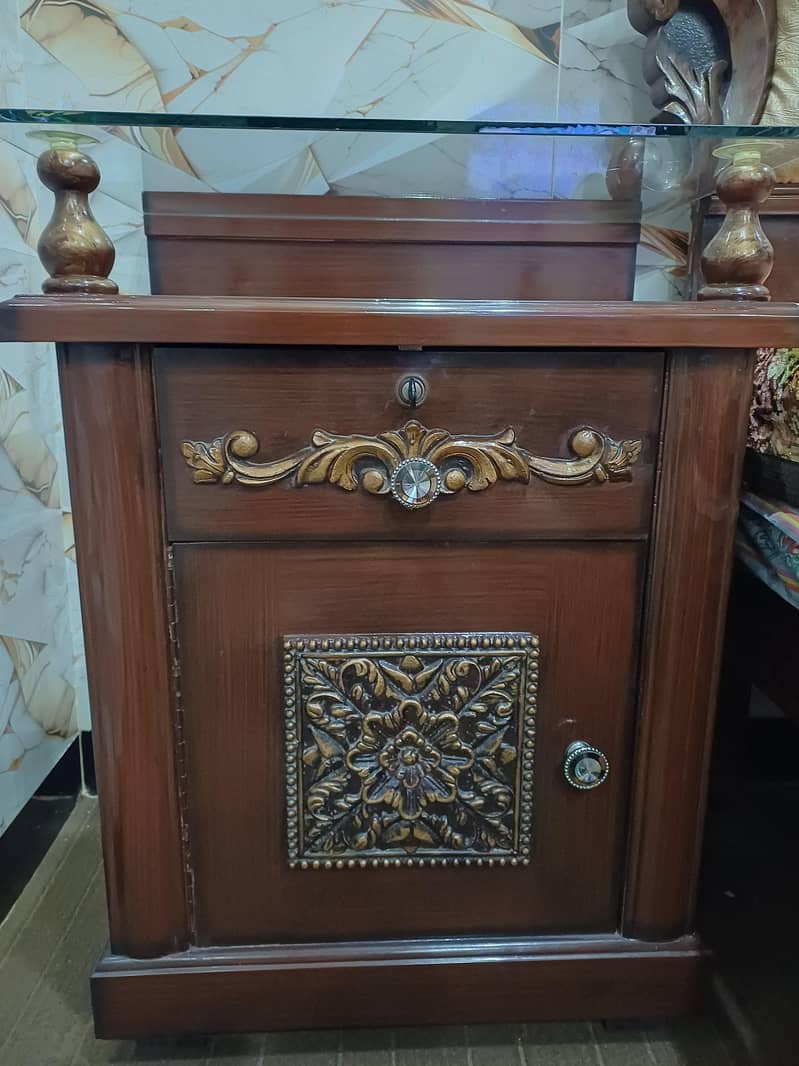 Bed,dressing table side tabels 2