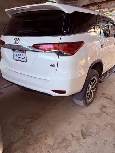 Fortuner V almost Brand new 9.1 Rating
