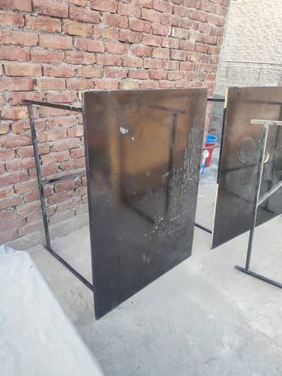 table bohat mazbot bny howy ha 4 table ha full size