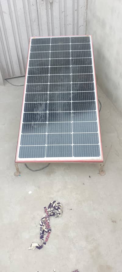 210watt solar panel bilkul achi condition mein ha