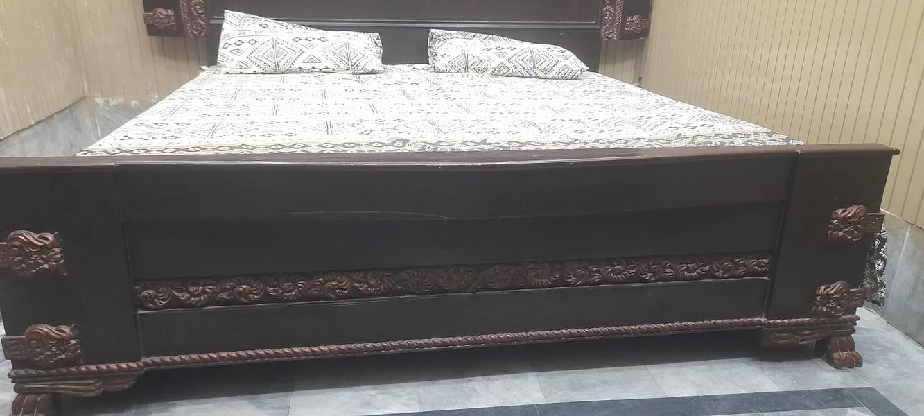 King bed 1 side table 0