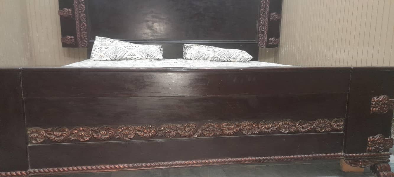 King bed 1 side table 4