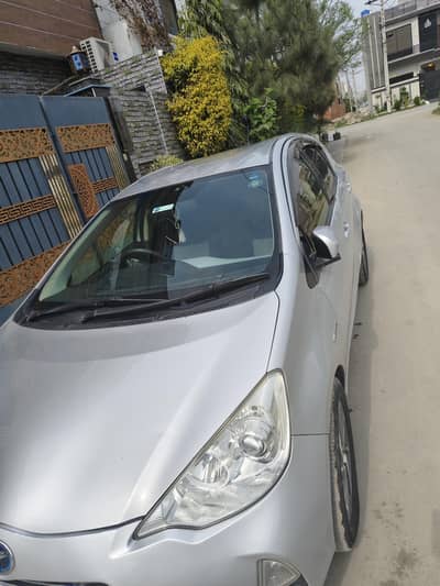 neat and clean Toyota aqua