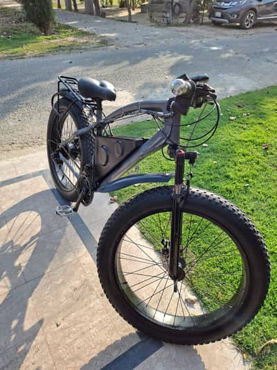 Electric fat tyre cycle