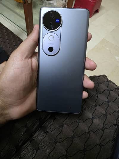 vivo v40 12 / 256 4 month sim time available