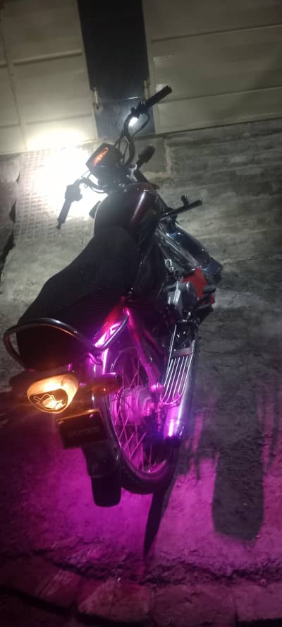 one hand use Hona 70cc