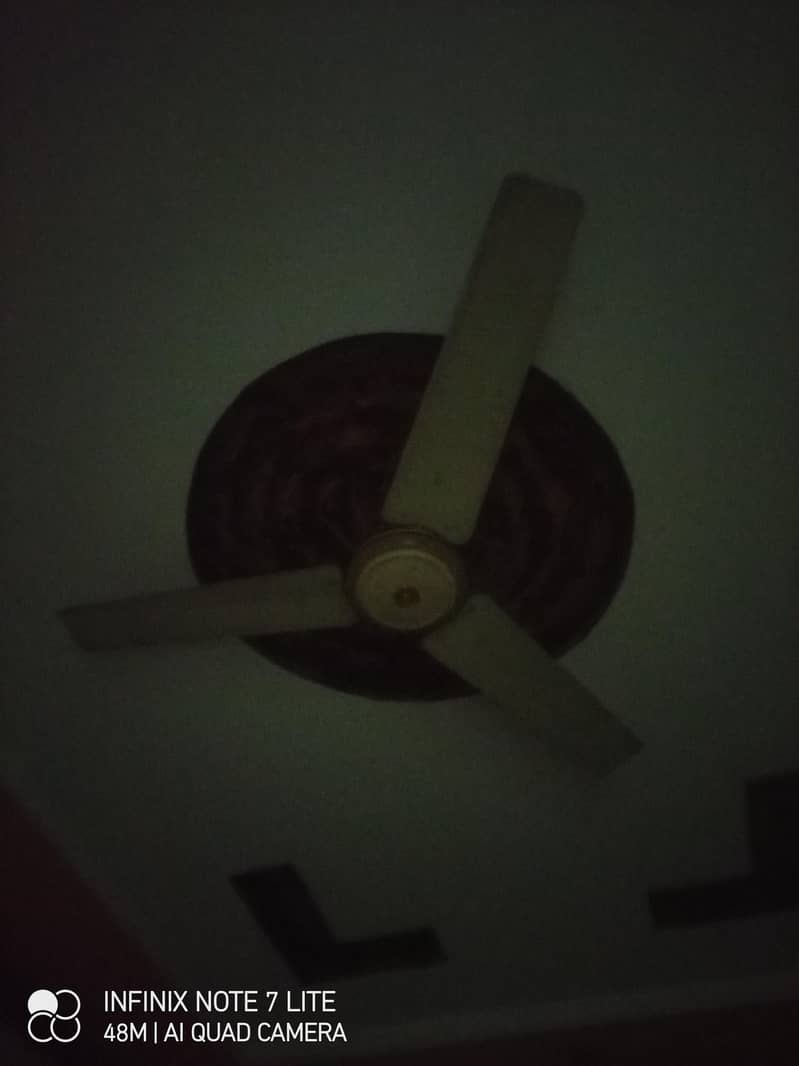 2 عدد سیلنگ فین براے فروخت ہےبس کمپیسٹر تبدیل ہونے والء ہے 0