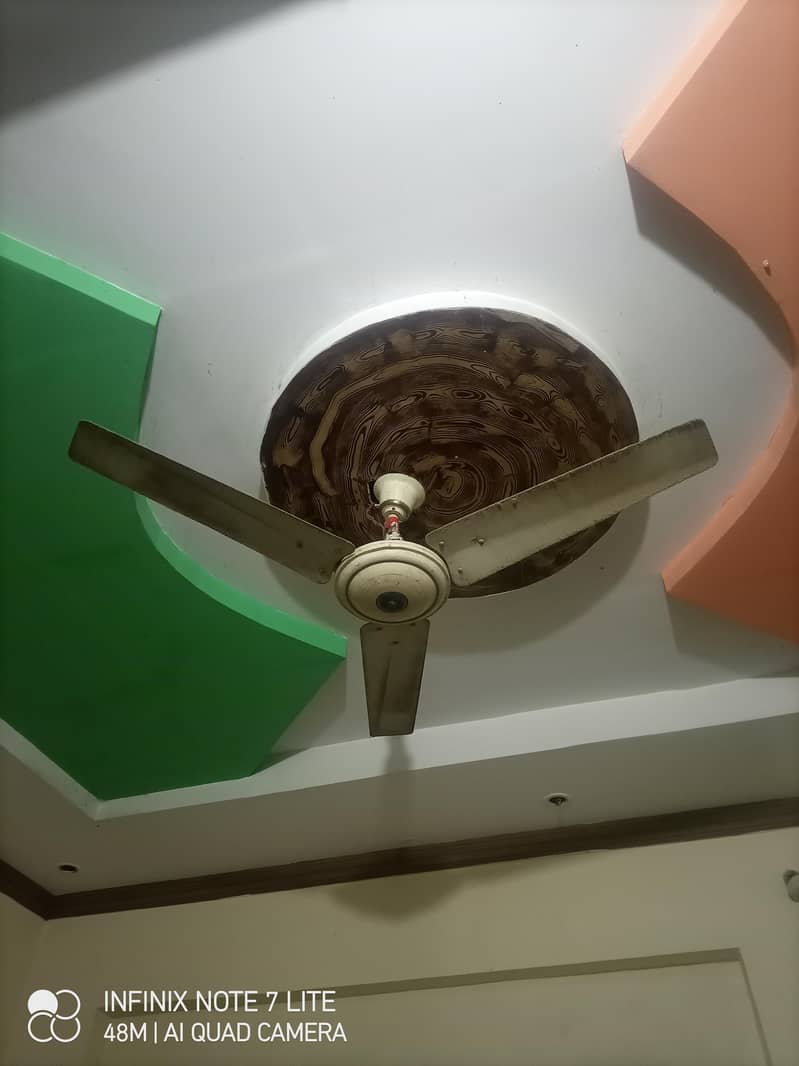 2 عدد سیلنگ فین براے فروخت ہےبس کمپیسٹر تبدیل ہونے والء ہے 1