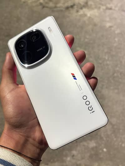 Iqoo 12 10/10 256  Gb non dual. sim. time availble.