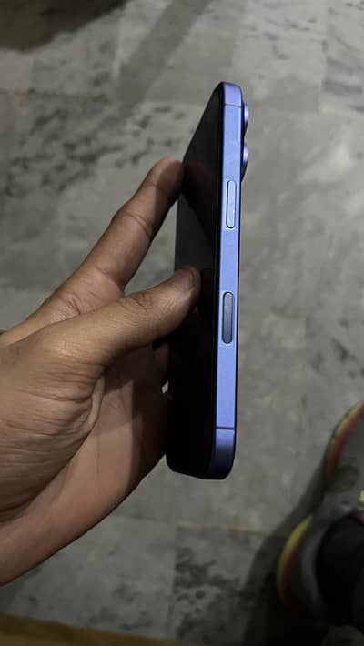 IPHONE 16 with box n charger