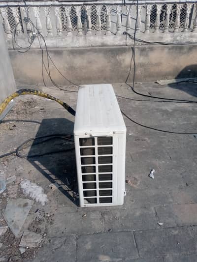 Gree 1.5 ton AC fix amp 2013 model good running condition for Sale