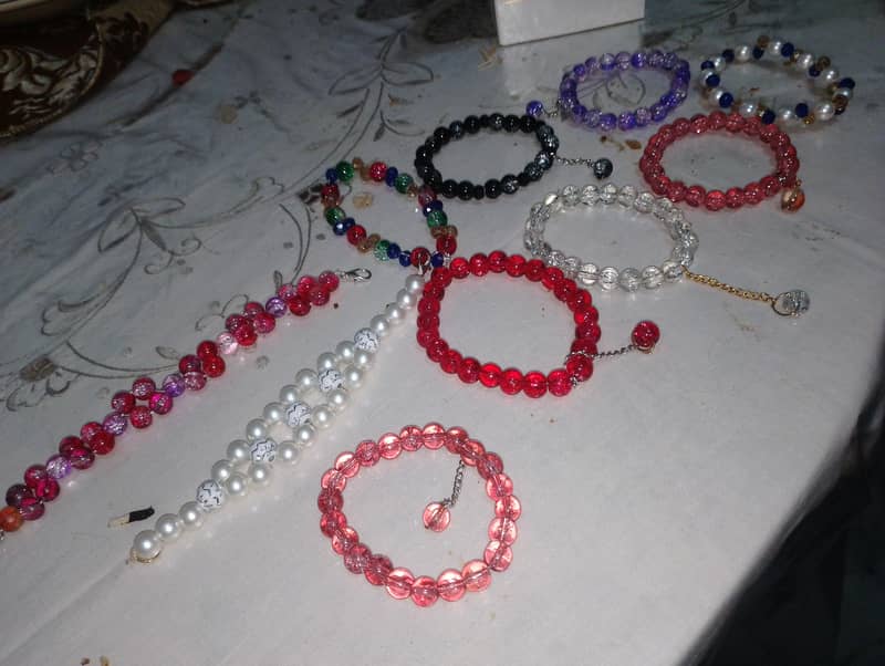 Bracelets 0