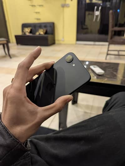 iphone 16e 10/10 new device in warranty