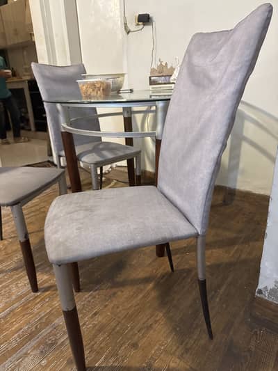 Round dining table with 4 chairs