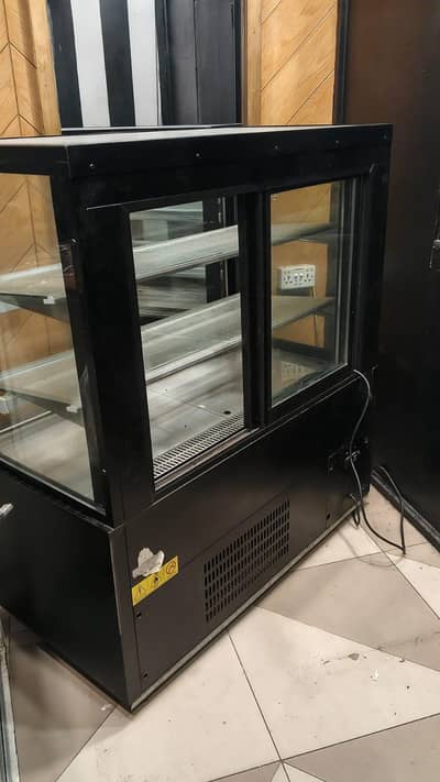 display chiller black color