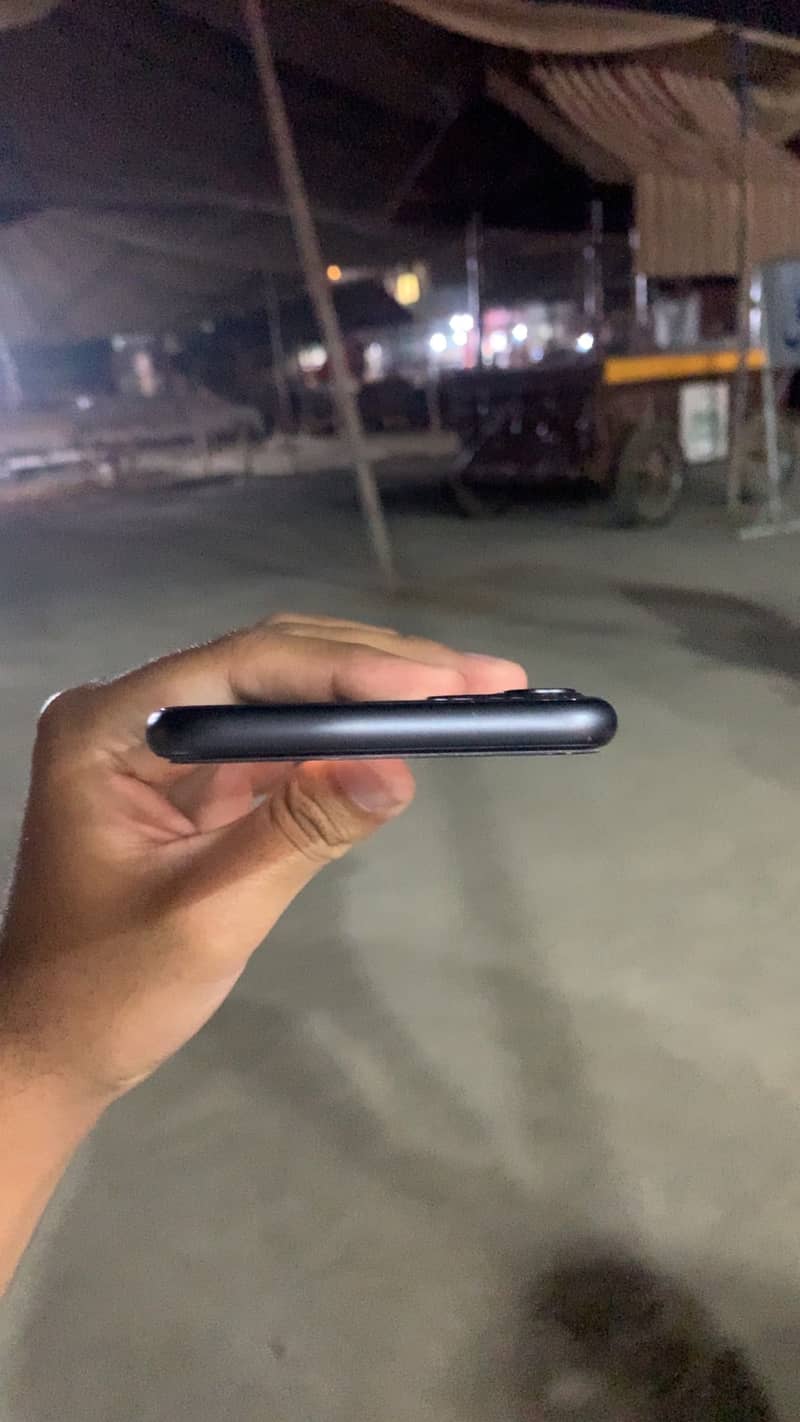 IPhone 11 4