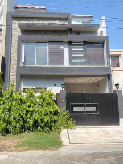4.15 MARLA WELL MAINTAINED HOUSE WITH INSTALLED SOLAR FOR SALE IN DREAM AVENEUE LAHORE.