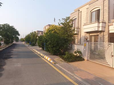 AFFORDABLE 10 MARLA USED HOUSE IN EXCELLENT CONDITION FOR SALE IN DREAM GARDENS LAHORE.