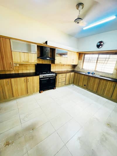 Well Maintained 17 Marla 4 Bed Brig House available for urgent Rent in Askari X Sec-F!