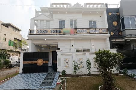 Corner 5 Marla Spacious House Is Available In Formanites Housing Scheme - Block M For Sale