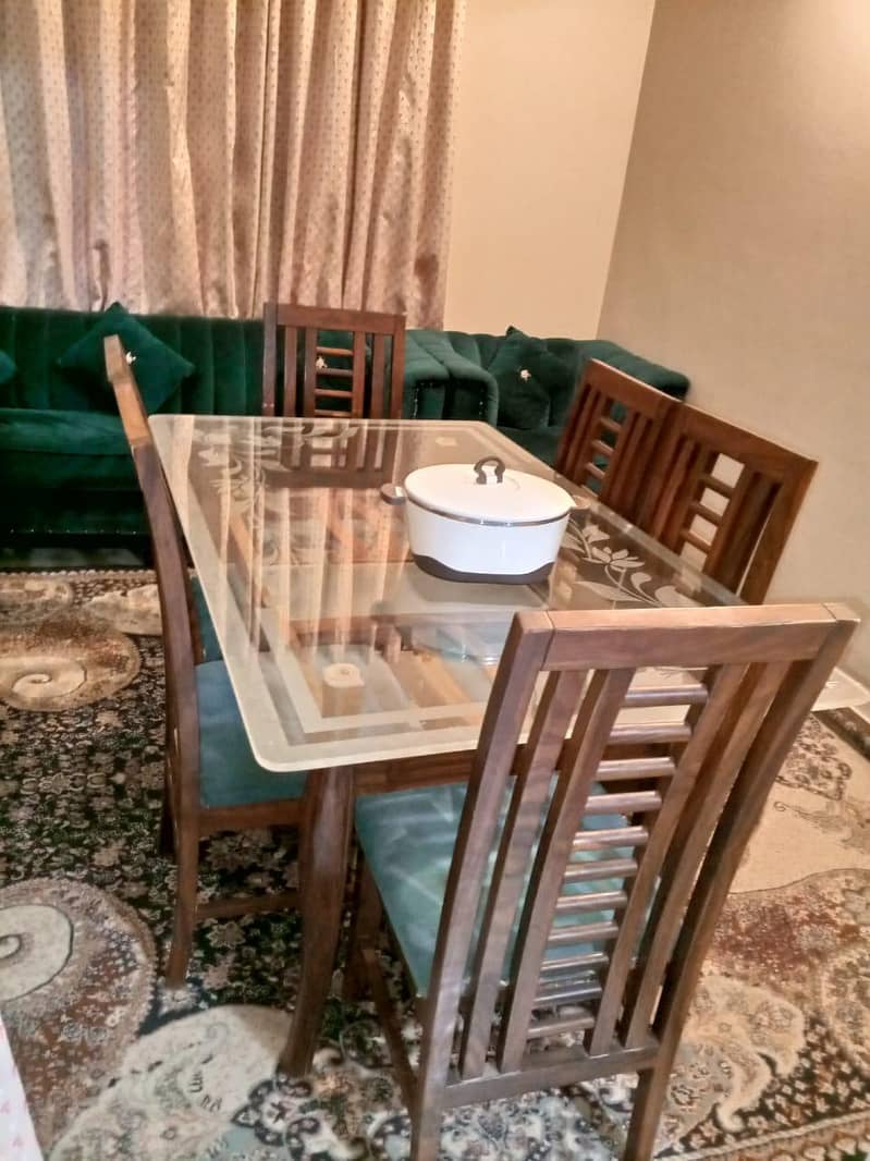 new condition dining table 2