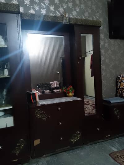 dressing & show case