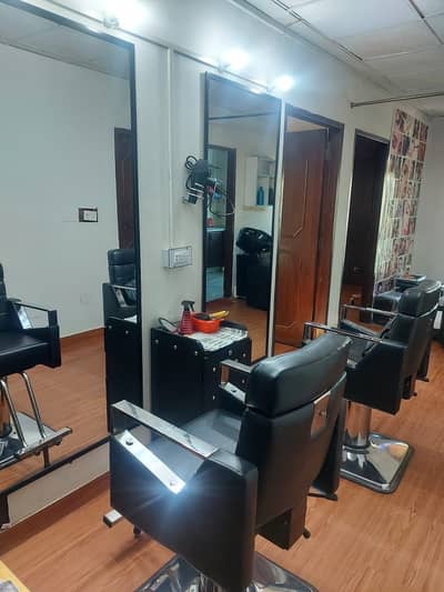 Cutting chair for salon