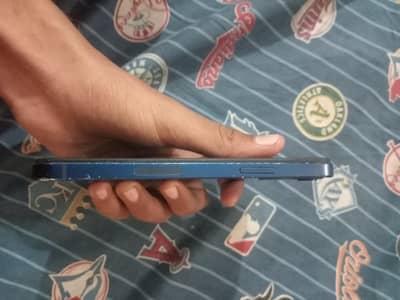 I'm selling iphone 12