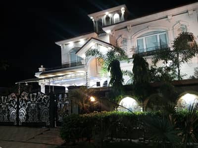 PHASE 2 1-KANAL FULLY MAINTAINED USED BUNGALOW IS AVAILABLE FOR SALE.