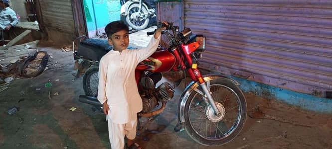 Yamaha 100 enjan bodi ok hy sound laz baik Hy pepar fail sab ok hy