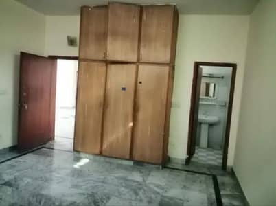 room available for bechlors and job holders