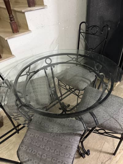 Round Shape Dining Table