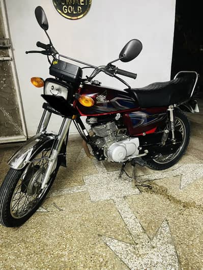 Honda CG125 2022/23 model . . like a new bike .