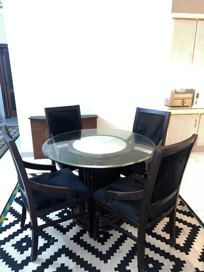 4 seater round dinning table and chairs